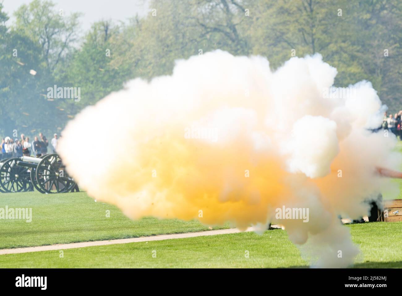 Londra, Regno Unito. 21st Apr 2022. The King's Troop Royal Horse Artillery spara un 41 Gun Royal Salute in occasione del compleanno della Regina 96th ad Hyde Park London UK Gun Firing Credit: Ian Davidson/Alamy Live News Foto Stock