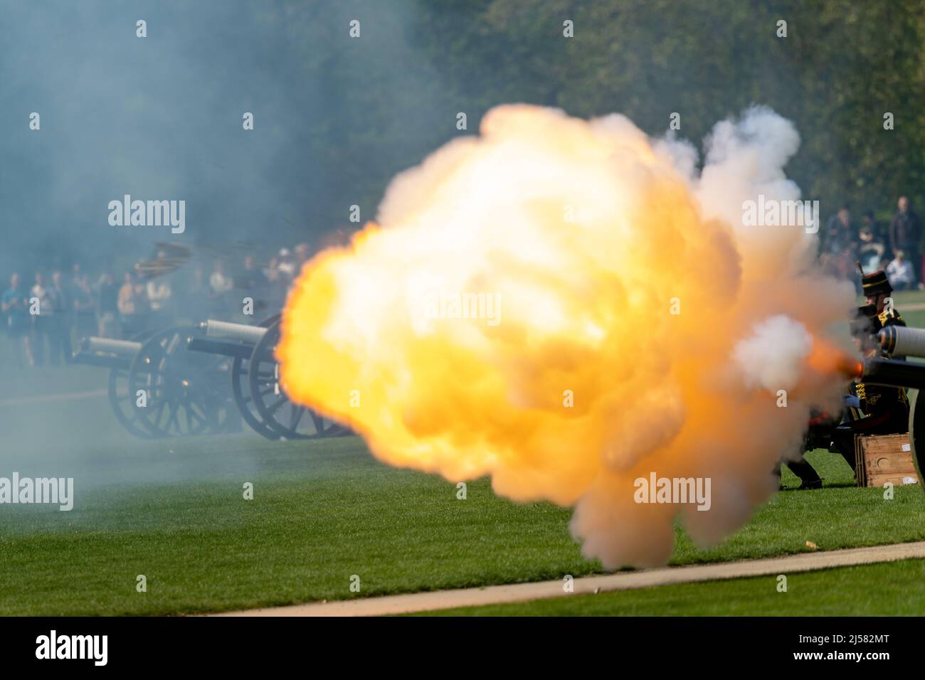 Londra, Regno Unito. 21st Apr 2022. The King's Troop Royal Horse Artillery spara un 41 Gun Royal Salute in occasione del compleanno della Regina 96th ad Hyde Park London UK Gun Firing Credit: Ian Davidson/Alamy Live News Foto Stock