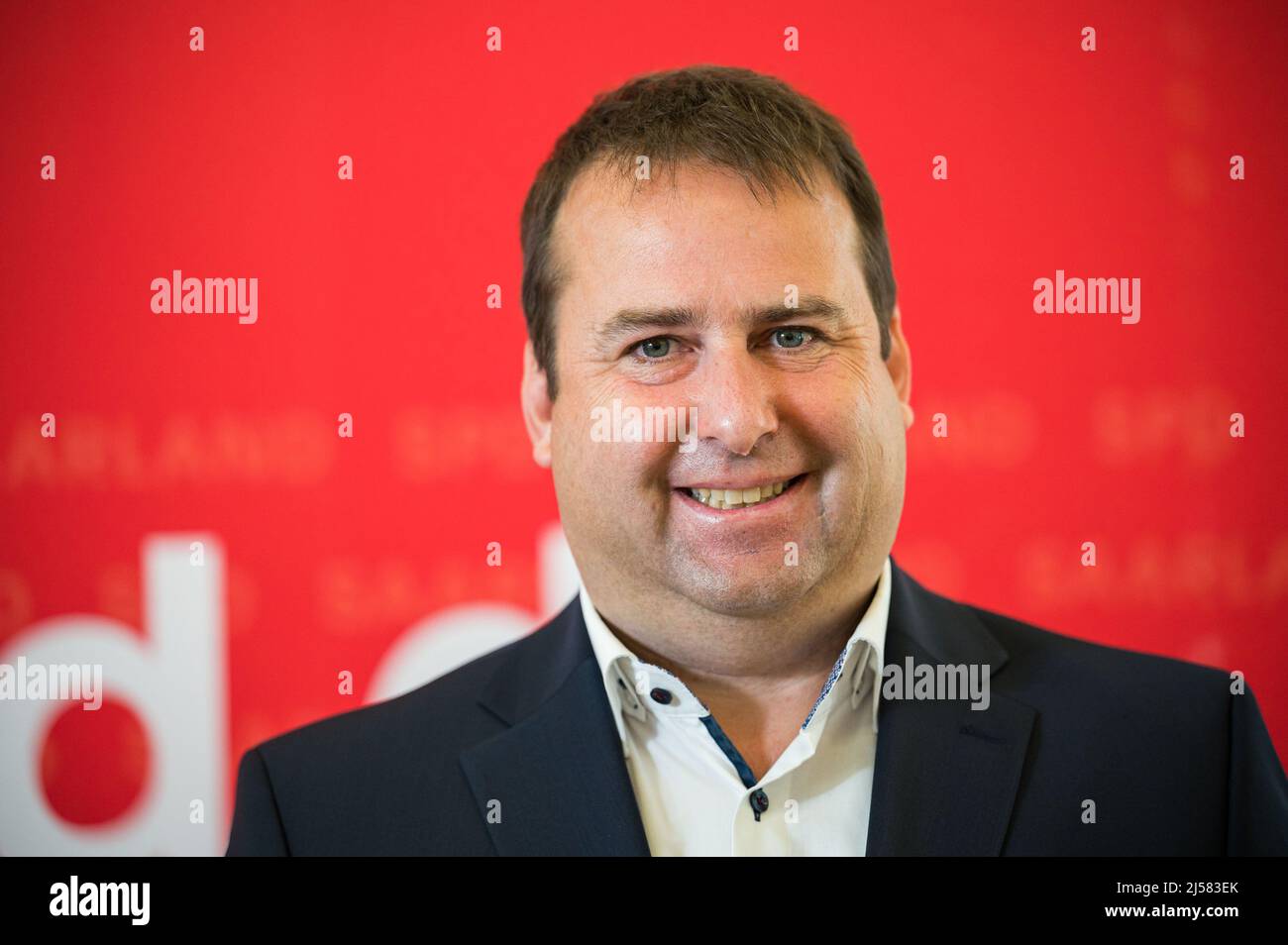 21 aprile 2022, Saarland, Saarbrücken: Magnus Jung, futuro Ministro del lavoro, degli affari sociali, delle donne e della salute in Saarland, ha registrato alla presentazione del nuovo governo statale. Foto: Oliver Dietze/dpa Foto Stock