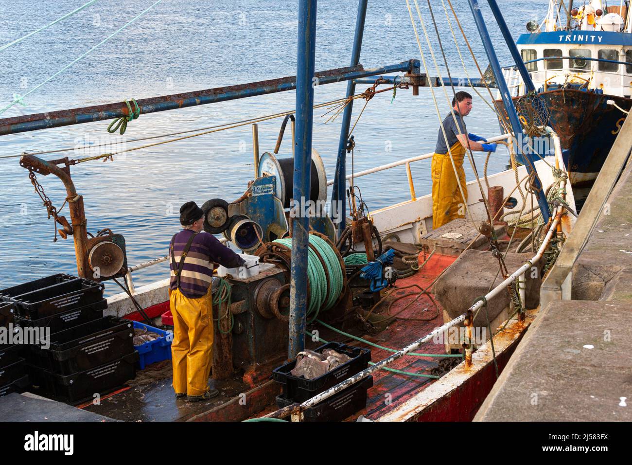 Peschereccio da traino irlandese, Portmagee, County Kerry, Irlanda Foto Stock