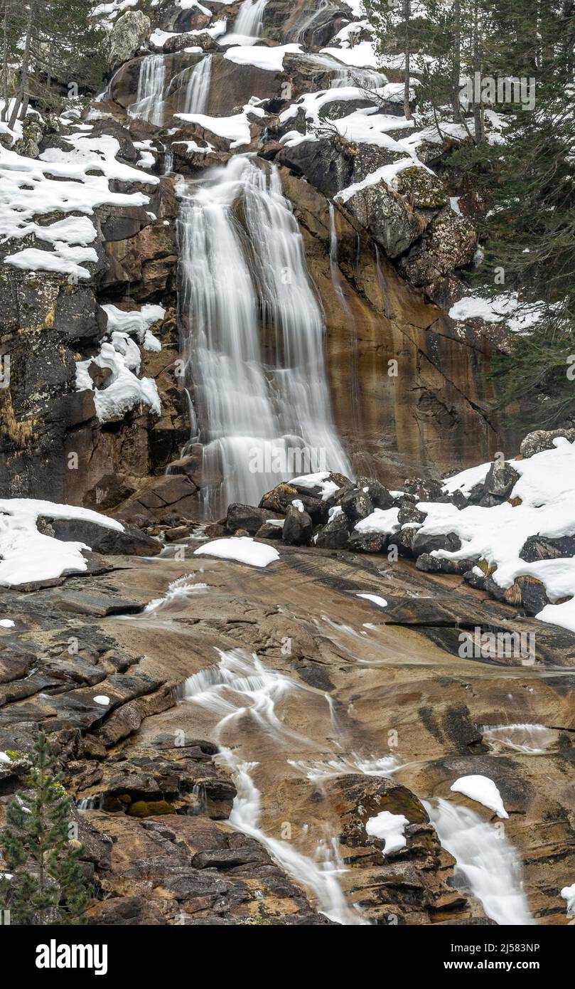 Cascata a Pont d'Espagne, valle di Gaube, parco nazionale dei pirenei, Francia Foto Stock