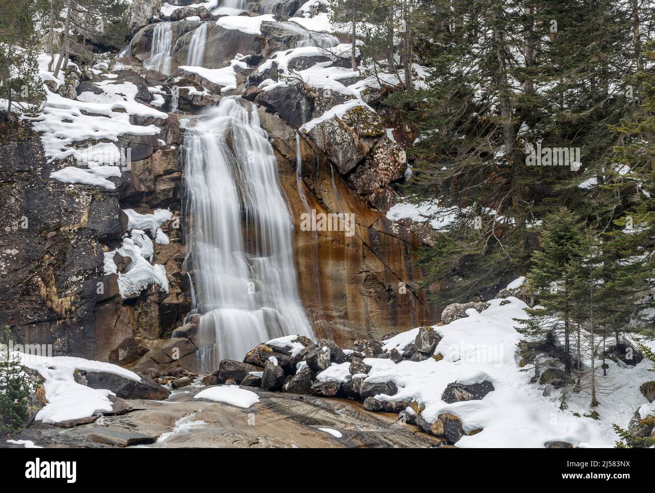 Cascata a Pont d'Espagne, valle di Gaube, parco nazionale dei pirenei, Francia Foto Stock