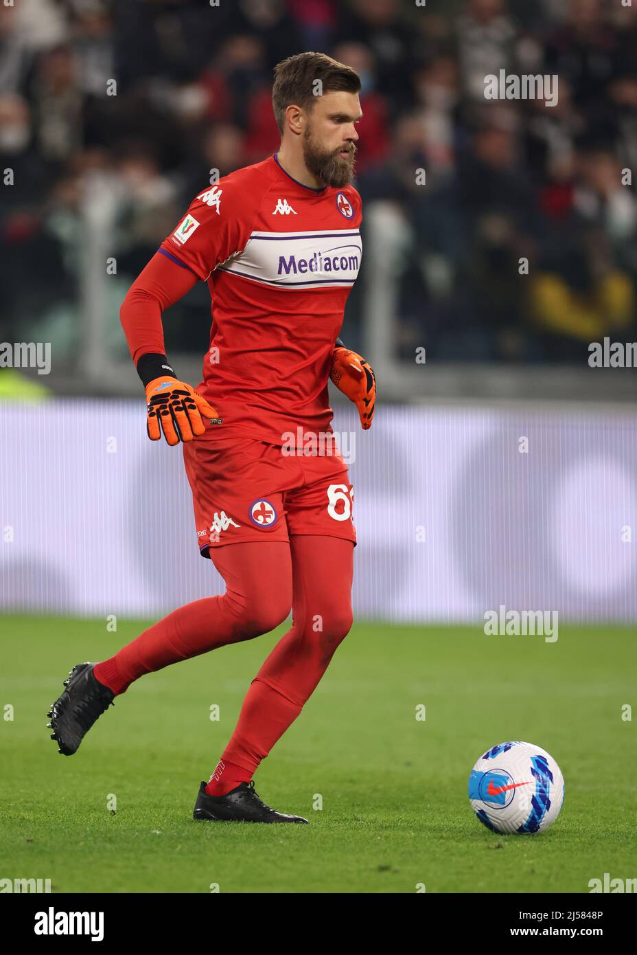 Torino, 20th aprile 2022. Bartolomiej Dragowski dell'ACF Fiorentina durante la partita della Coppa Italia allo Stadio Allianz di Torino. Il credito d'immagine dovrebbe essere: Jonathan Moscrop / Sportimage Foto Stock