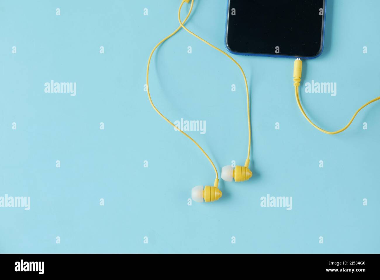 smartphone e cuffie su sfondo in legno . Foto Stock