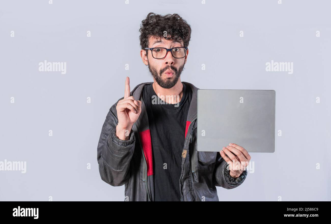 Il giovane uomo che tiene il poster, l'uomo che mostra il cartello vuoto isolato, il ragazzo che mostra il poster con lo spazio vuoto Foto Stock