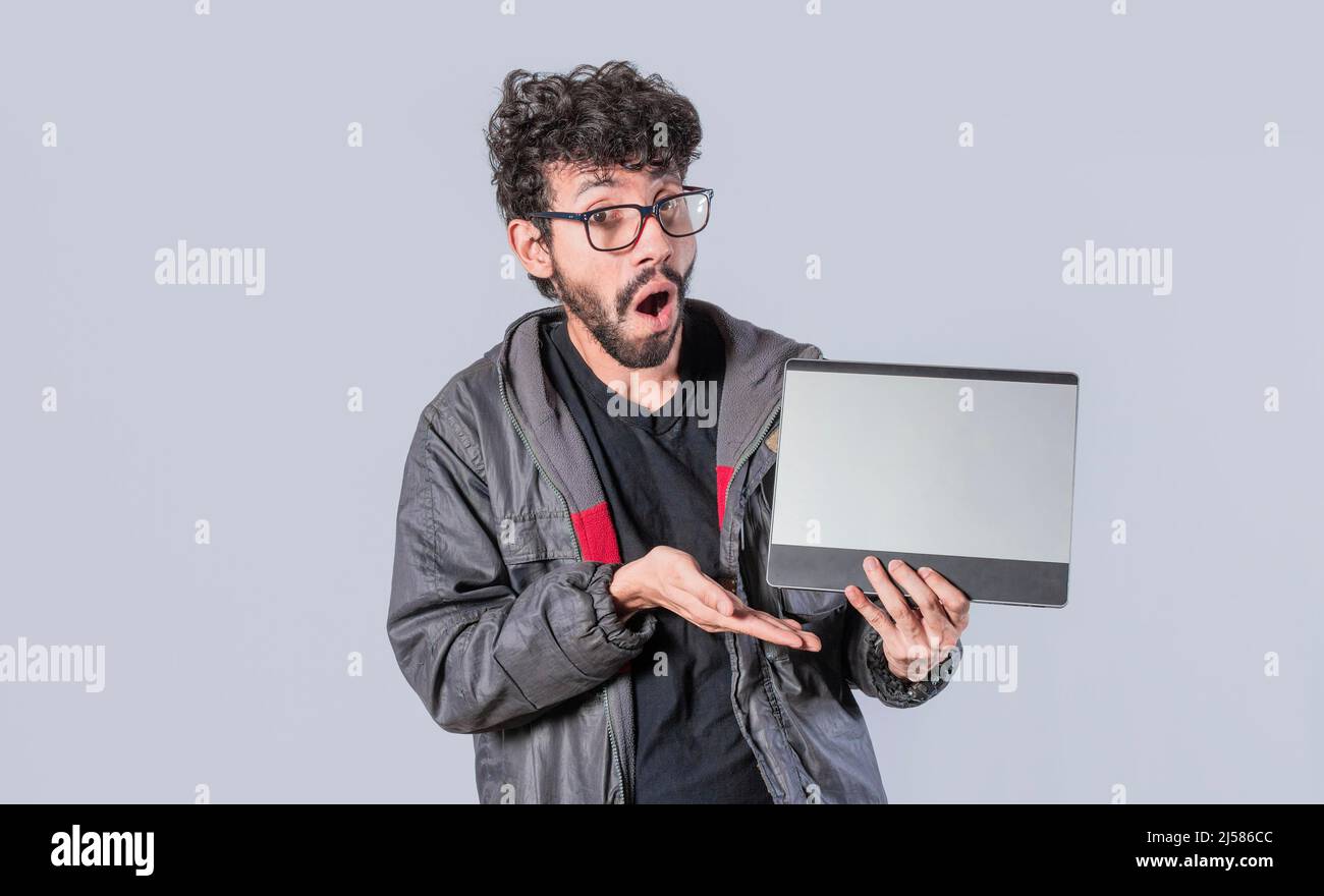 Il giovane uomo che tiene il poster, l'uomo che mostra il cartello vuoto isolato, il ragazzo che mostra il poster con lo spazio vuoto Foto Stock