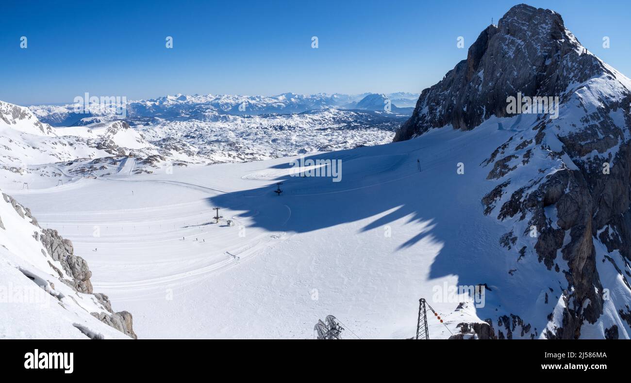 Blauer Himmel ueber alpiner Winterlandschaft, Skigebiet Dachsteingletscher, Urlaubsregion Schladmingâ–Dachstein, Dachsteinmassiv, Steiermark Foto Stock