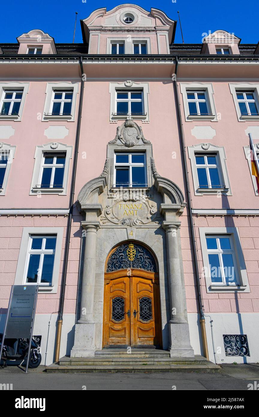 Facciata rosa con cancello, ufficio fiscale, Lindau, Swabia, Baviera, Germania Foto Stock