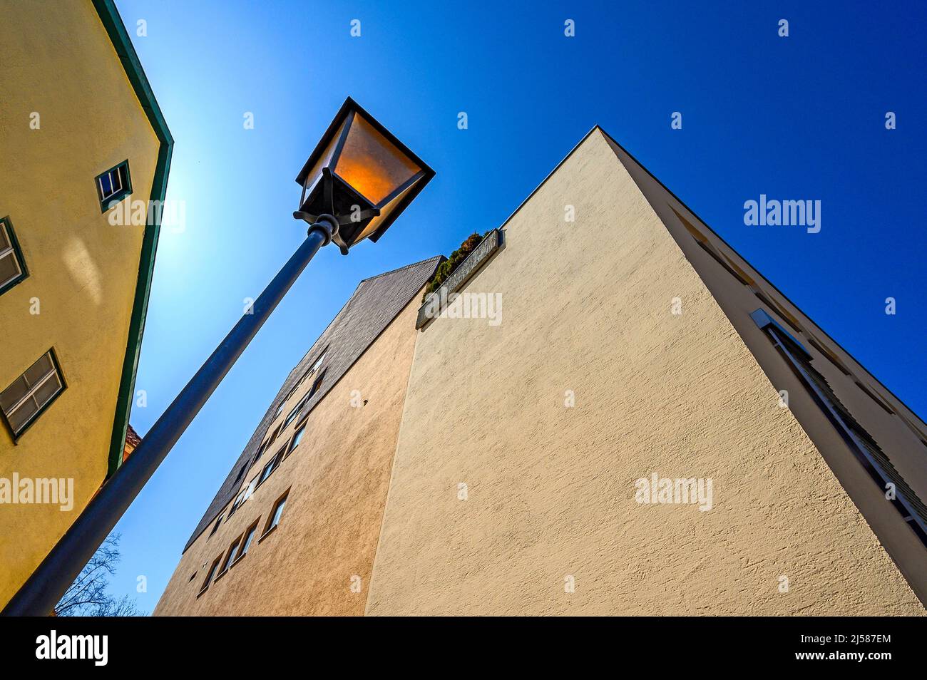 Gelbe Fassaden mit Laterne, Leutkirch, Allgaeu, Baden-Wuerttemberg, Germania Foto Stock