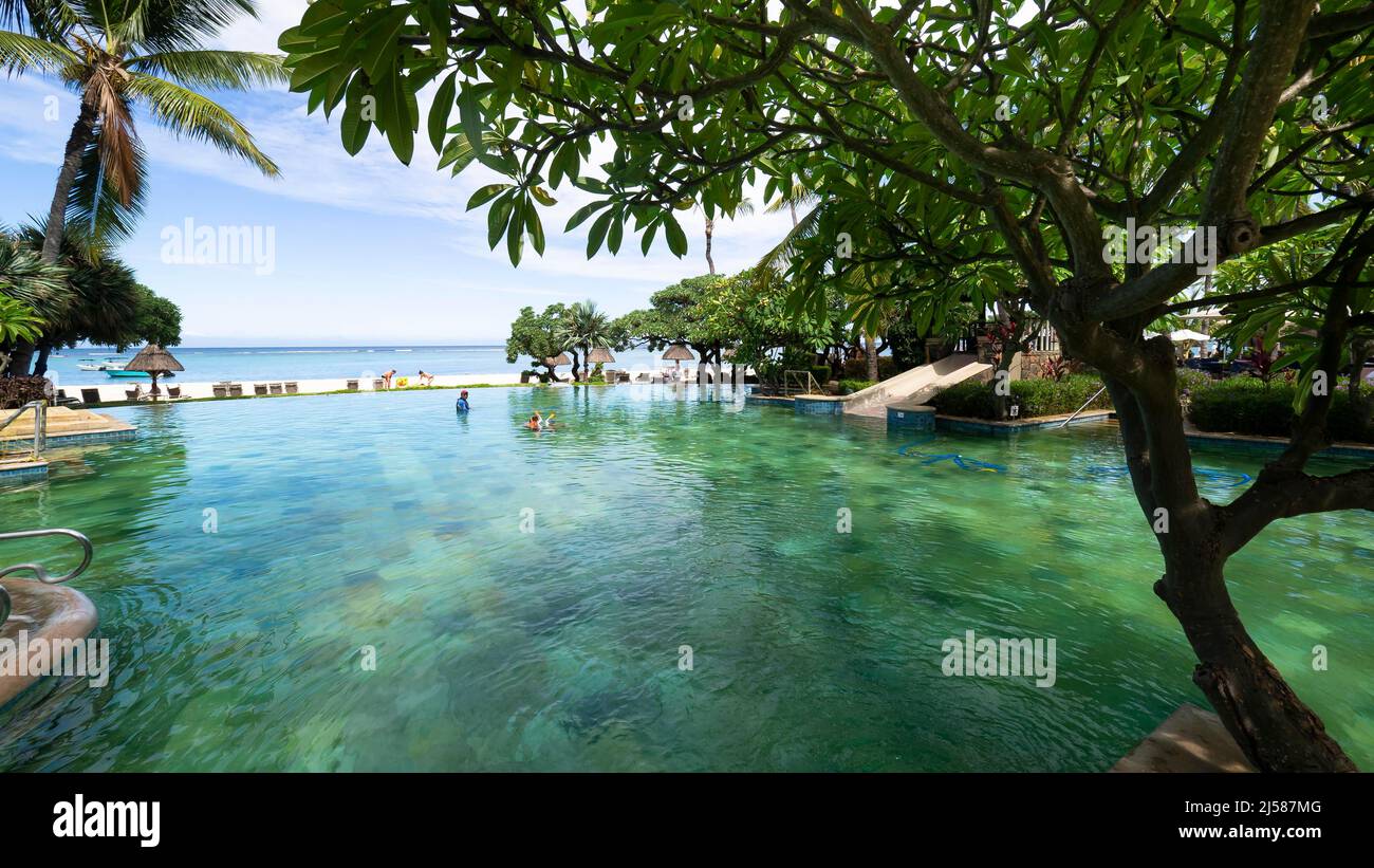 Luxushotel la Pirogue Resort & Spa mit tropische Hotelanlage, Pool, Palmen, Flic en Flac, Mauritius Foto Stock