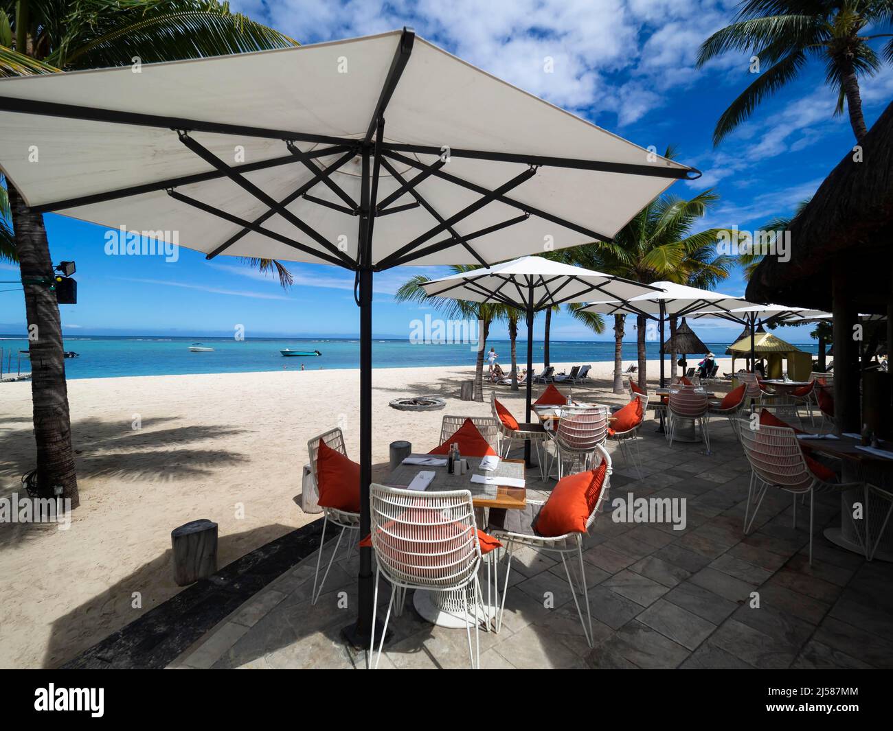 Luxushotel la Pirogue Resort & Spa mit tropische Hotelanlage, Pool, Palmen, Flic en Flac, Mauritius Foto Stock