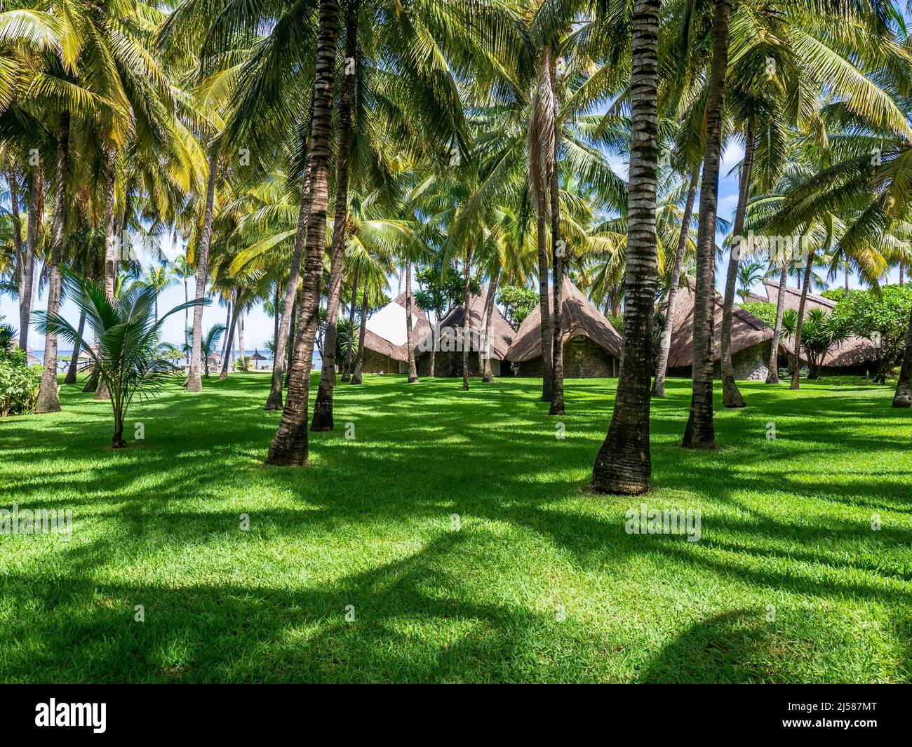 Luxushotel la Pirogue Resort & Spa mit tropische Hotelanlage, Pool, Palmen, Flic en Flac, Mauritius Foto Stock