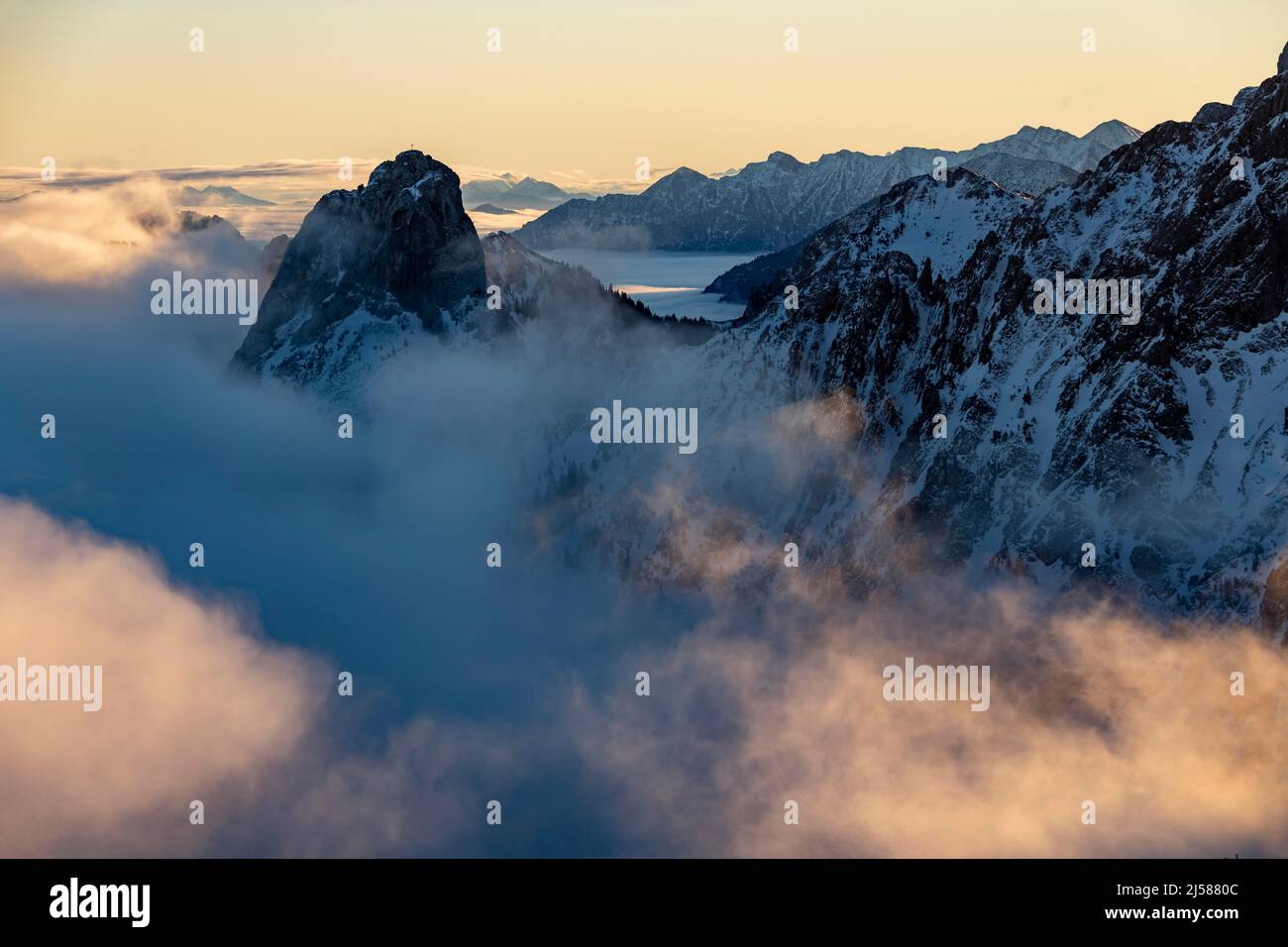 Winterliche Gipfel der Ammergauer Berge mit Nebelmeer im Morgenlicht, Branderschrofen, Fuessen, Ostallgaeu, Schwaben, Bayern, Germania Foto Stock