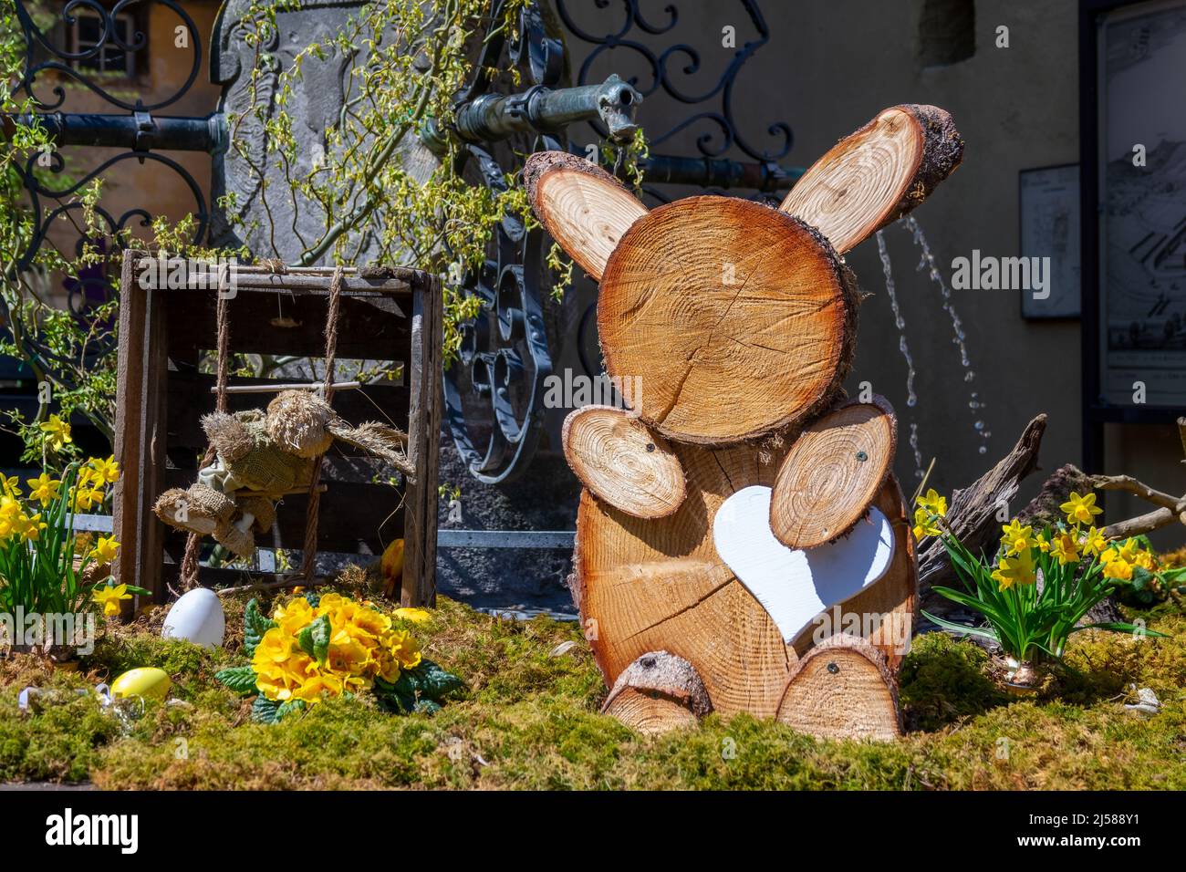 Decorazioni rustiche di Pasqua con un coniglio di legno in un villaggio in Alsazia regione, Francia Foto Stock