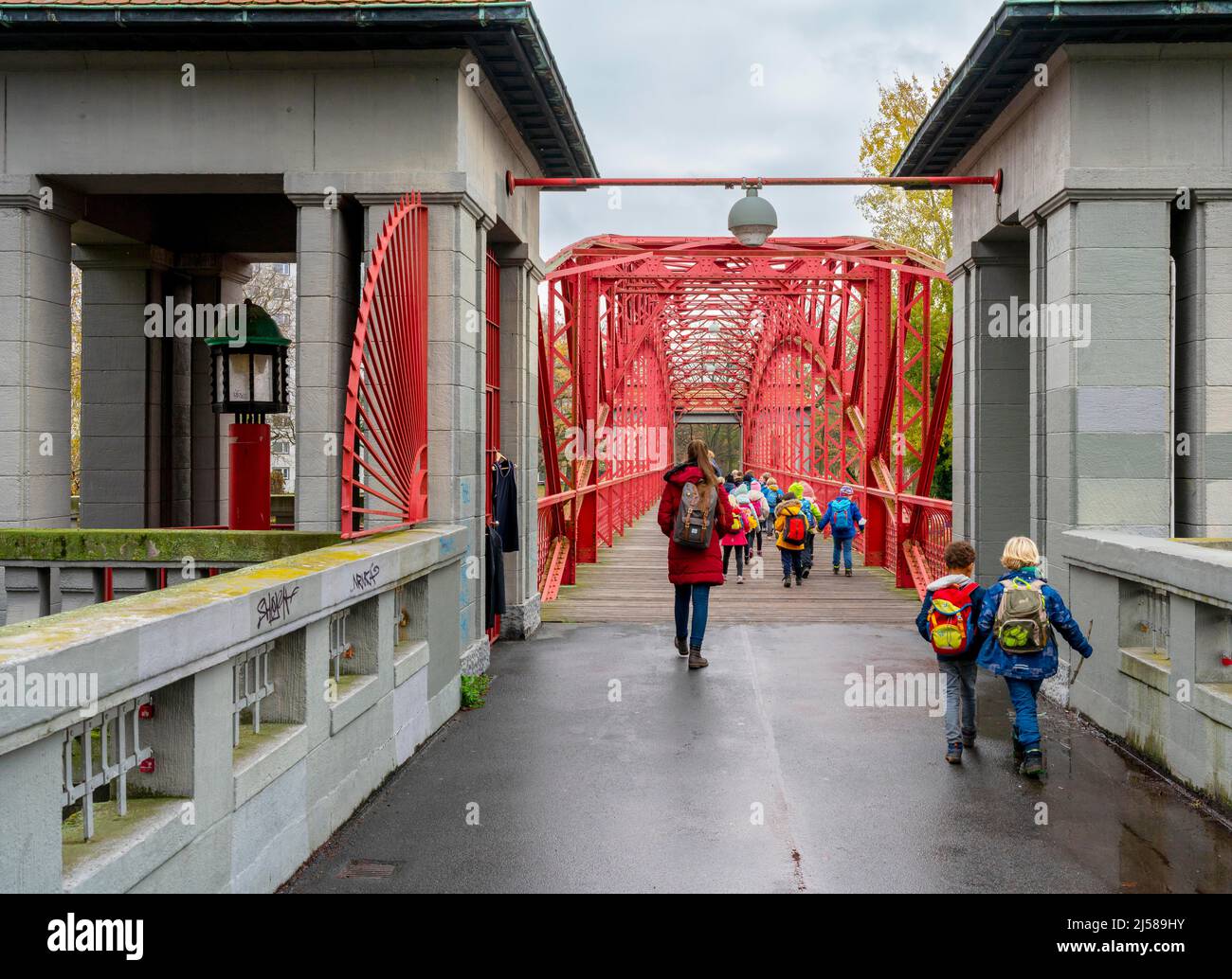 Una classe scolastica sul ponte d'acciaio rosso, chiamato anche il ponte sei, a Tegel, Berlino, Germania Foto Stock