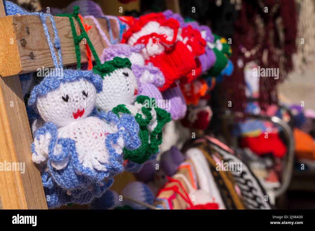 Masuleh, IRAN - 22 dicembre 2017 bambole colorate a maglia fatte a mano in diversi colori nel mercato dei souvenir. Provincia di Gilan Foto Stock