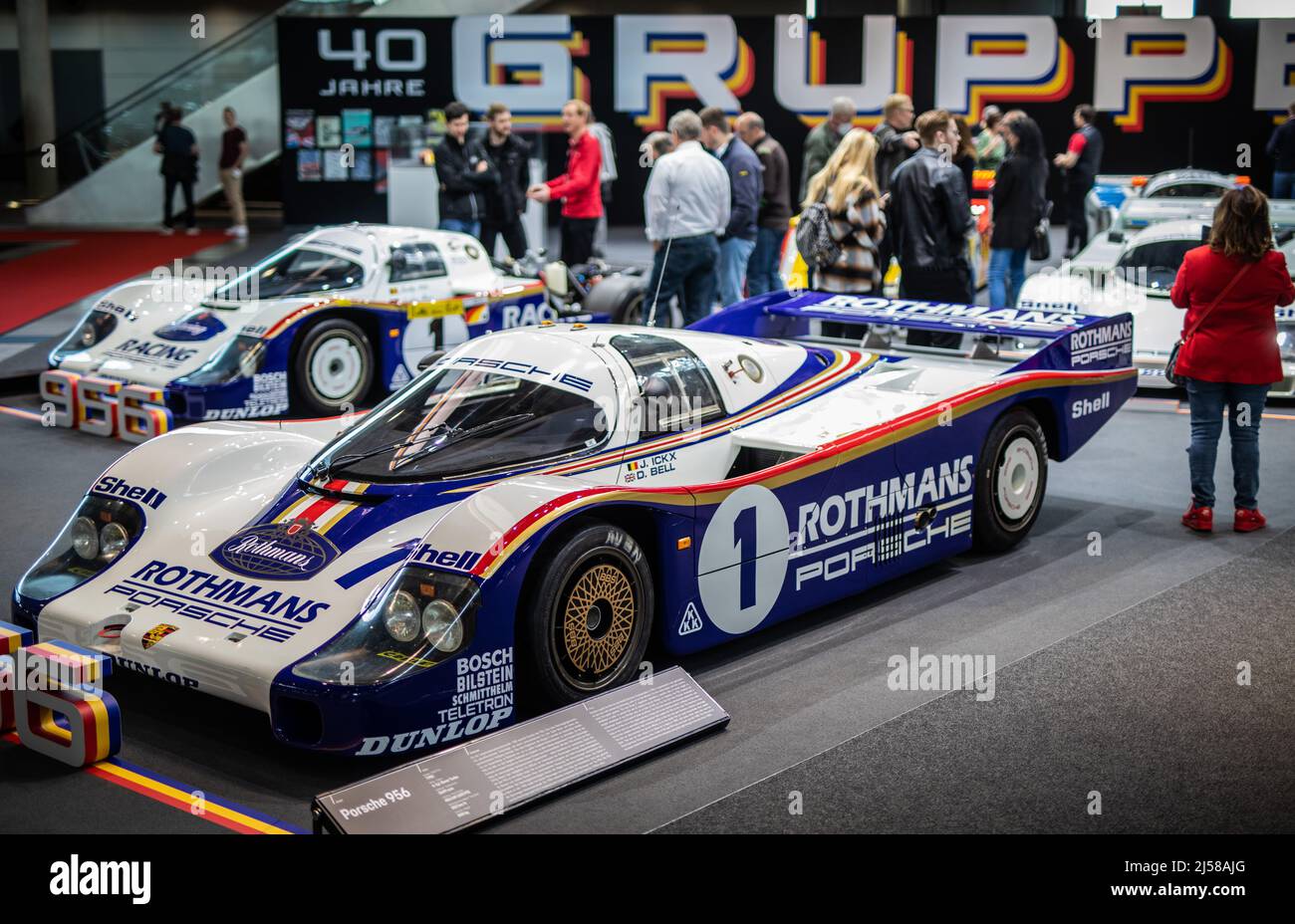 Stoccarda, Germania. 21st Apr 2022. I visitatori guardano i veicoli Porsche '956' alla fiera 'retro Classics'. La più grande fiera di automobili classiche d'Europa fa parte delle fiere primaverili della Messe Stuttgart. Credit: Christoph Schmidt/dpa/Alamy Live News Foto Stock