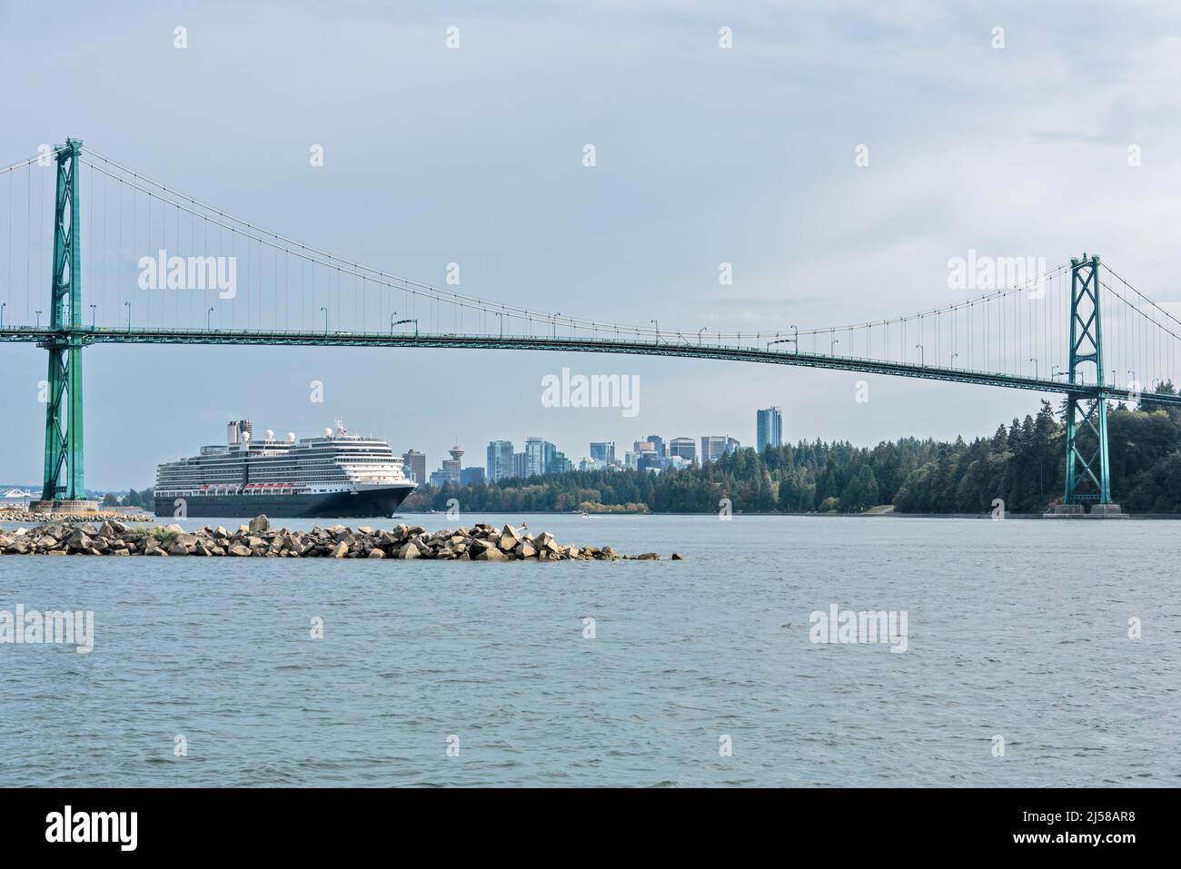 Vista del porto dell'oceano con enorme nave da crociera che passa il Lion Gates Bridge Foto Stock