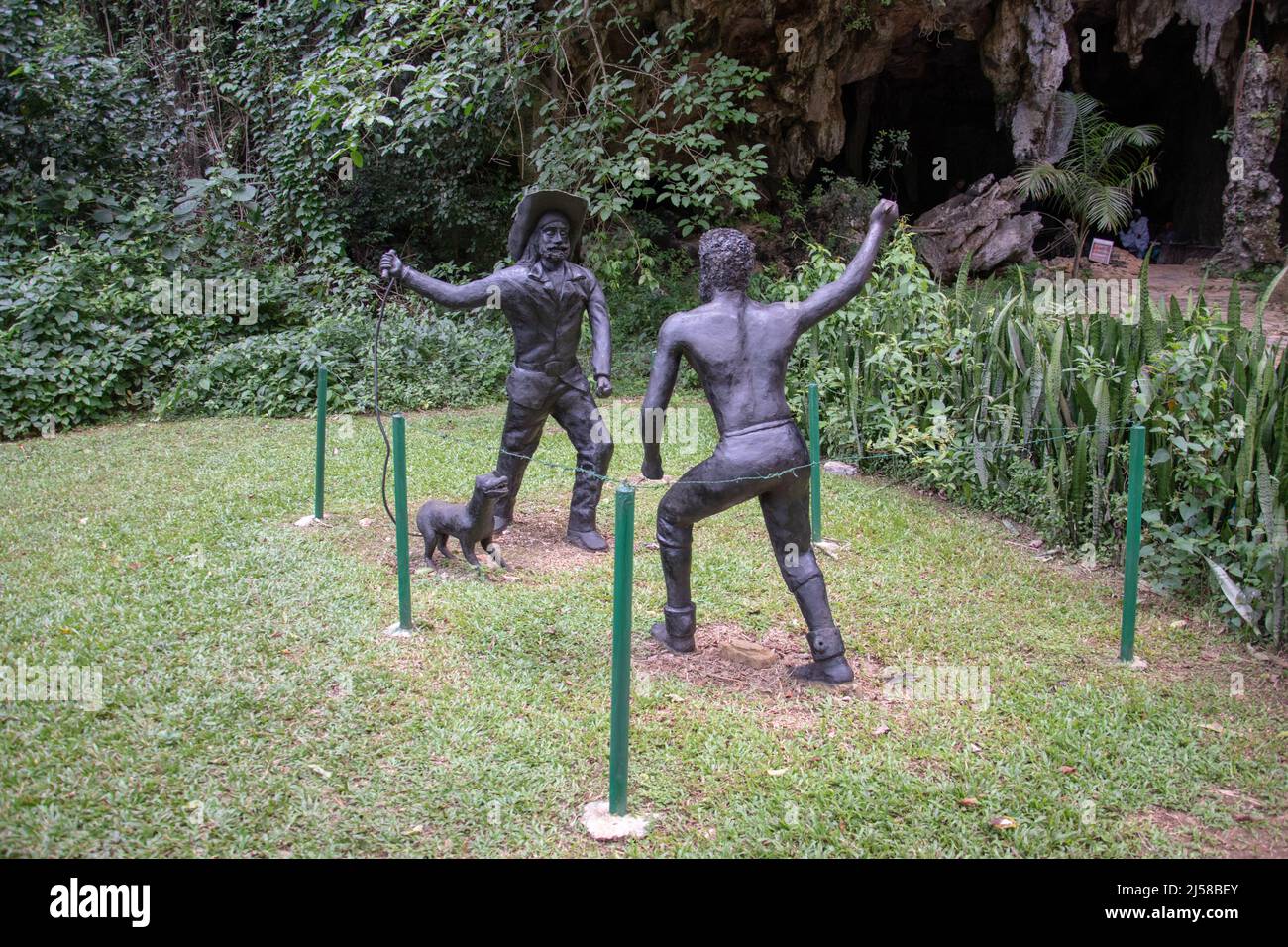 Statua di uno schiavo e padrone fuori dalla grotta dove gli schiavi si rifugiavano a Palenque de los Cimarrones, Vinales, Pinar del Rio, Cuba. Foto Stock