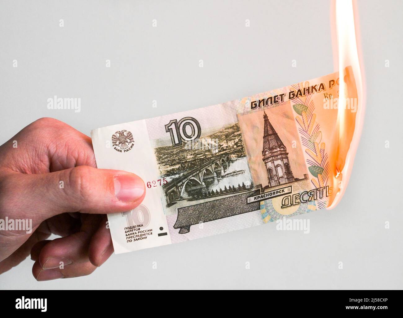 Ruble, bruciare, fuoco, banconota russa, banconota, foto studio Foto Stock