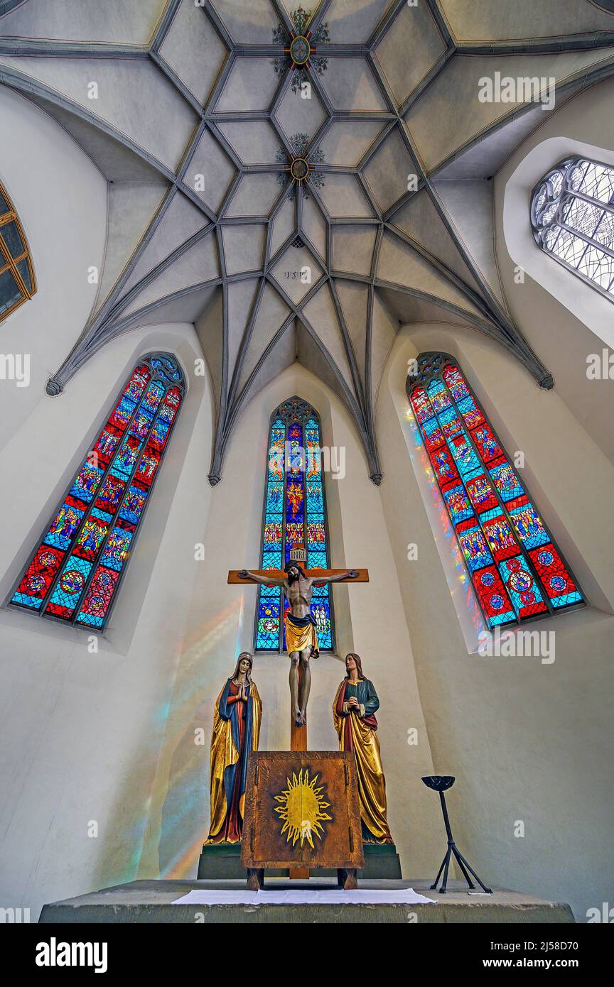 Hauptaltar und farbige Fenster, Katolische Stadtpfarrkirche St. Martin, Leutkirch, Allgaeu, Baden-Wuerttemberg, Deutschland Foto Stock