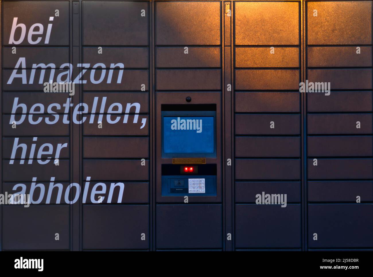 Amazon Locker stazione pick-up a Bonner street, Colonia, Germania. Amazon  Locker Abholstation an der Bonner Strasse, Koeln, Deutschland Foto stock -  Alamy