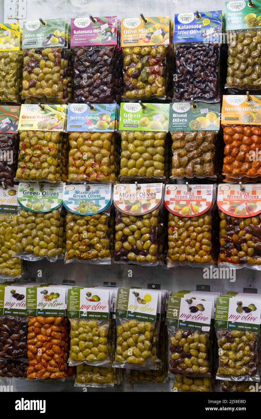 Olive greche in vendita in un negozio nel centro storico della città di Kerkira, isola di Corfù, Grecia Foto Stock