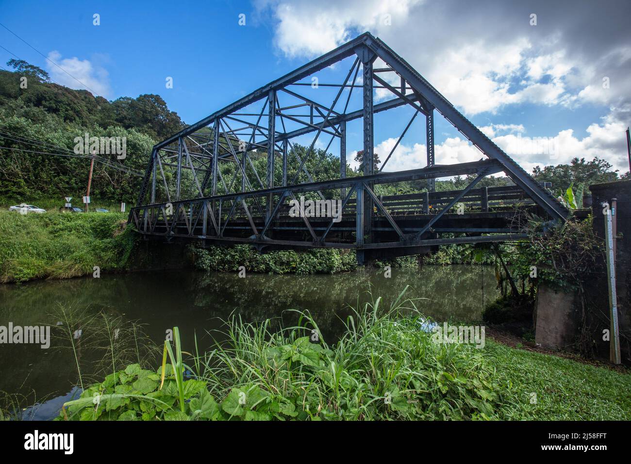 Il ponte storico a una corsia sul fiume Hanalei ha una lunghezza di 113 metri ed è stato costruito nel 1912. E 'elencato sia sulle Hawaii e il National Re Foto Stock