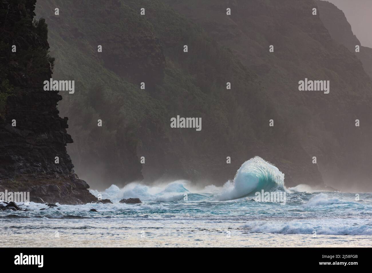 Forme d'onda bizzare create collidere onde in uscita e in entrata al largo della costa di Na Pali a Kauai, Hawaii. Foto Stock