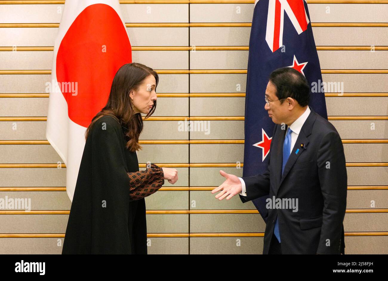 Tokyo, Giappone. 21st Apr 2022. Il primo ministro neozelandese Jacinda Ardern (L) incontra il collega giapponese Fumio Kishida presso la sua residenza ufficiale a Tokyo. Ardern arrivò in Giappone il 20 aprile 2022 per una visita di quattro giorni in Giappone. Credit: SOPA Images Limited/Alamy Live News Foto Stock