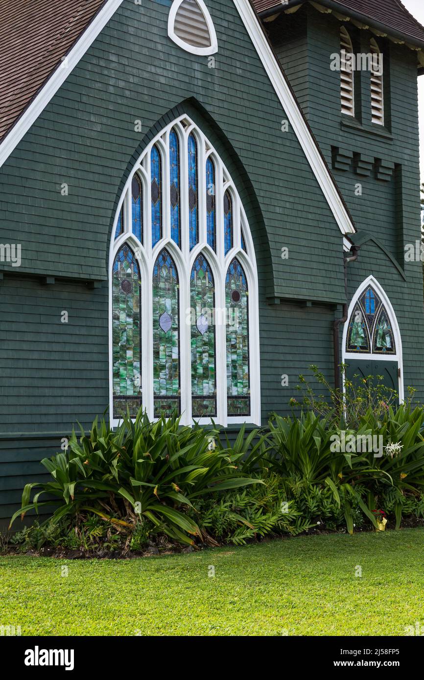 Gigli ragno in fiore di fronte alla storica Chiesa di Wai'oli Hui'ia a Hanalei, Kauai, Hawaii, costruita nel 1912 per sostituire un edificio precedente e si tratta di un edificio Foto Stock