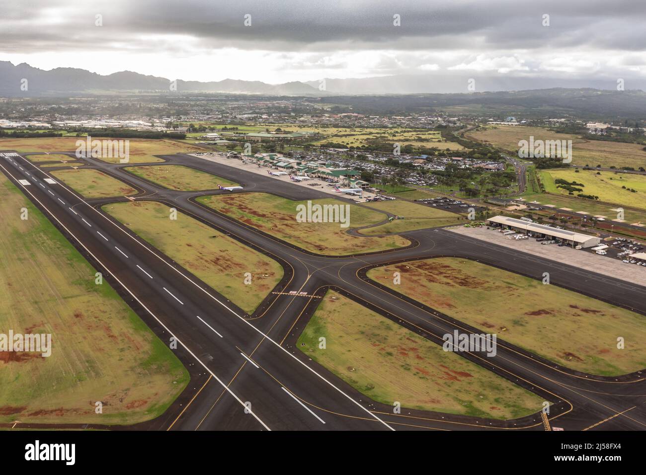L'aeroporto di Lihue serve l'isola di Kauai, Hawaii, con il suo servizio aereo commerciale. Da questo aeroporto partono anche voli panoramici in elicottero. Foto Stock