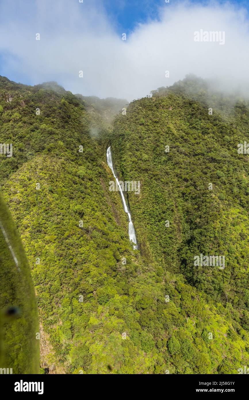Le cascate si tuffano a più di 2.000 metri dall'Alakai Plateau nel fiume Olokele, ai piedi del Canyon di Olokele, sulle montagne di Kauai, Hawa Foto Stock