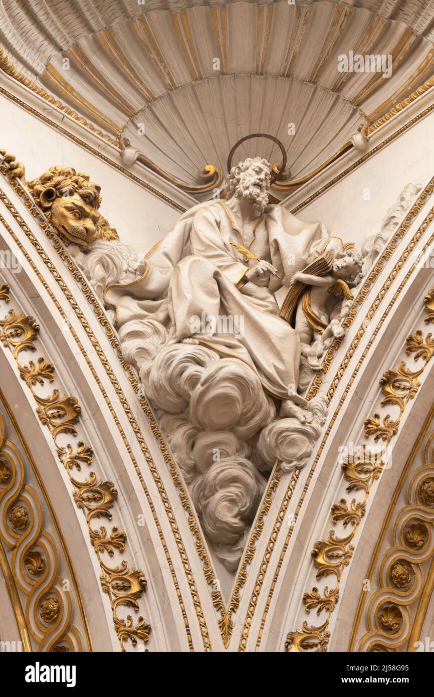VALENCIA, SPAGNA - 14 FEBBRAIO 2022: La statua di San Marco Evangelista per la cupola della Cattedrale di Josep Pujol dal 18. Cent. Foto Stock