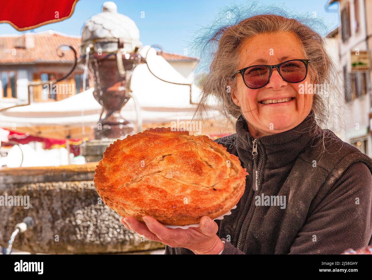 Nathalie Quintin vende torte fatte in casa al mercato agricolo di Aspet, Francia Foto Stock