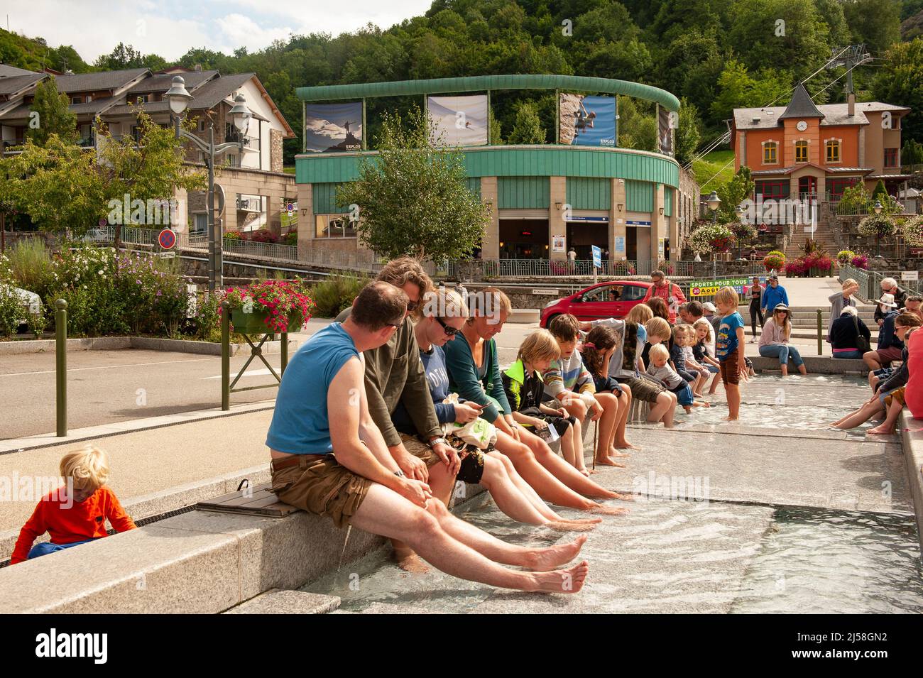 I turisti rilassano i piedi nelle calde acque termali di Ax-les-Thermes, Francia Foto Stock