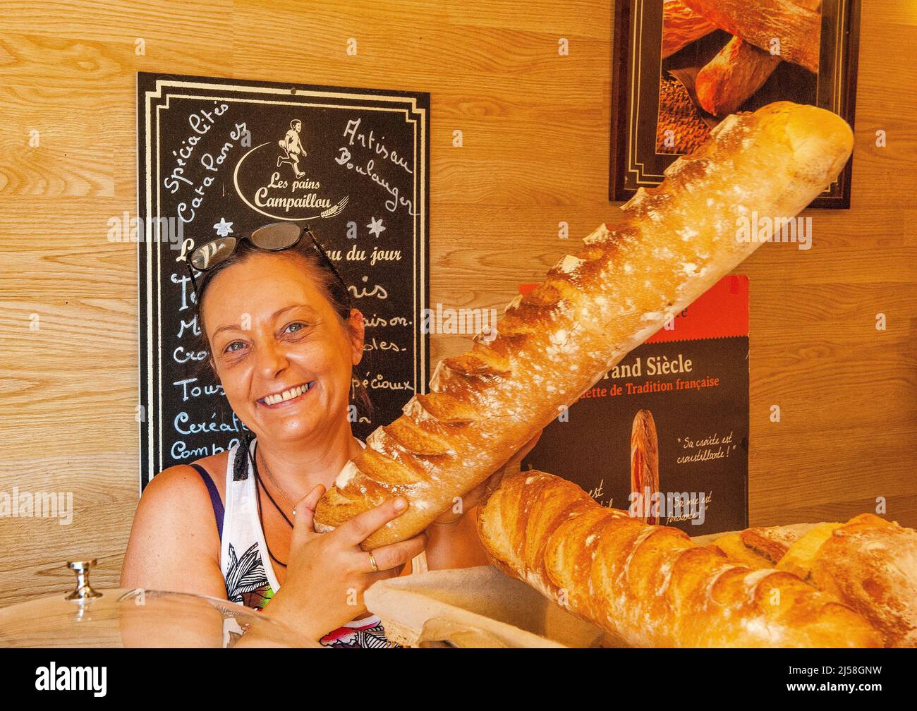 Audrey Dominique con il tradizionale pane di grano francese nella sua panetteria a Banyuls, Francia Foto Stock