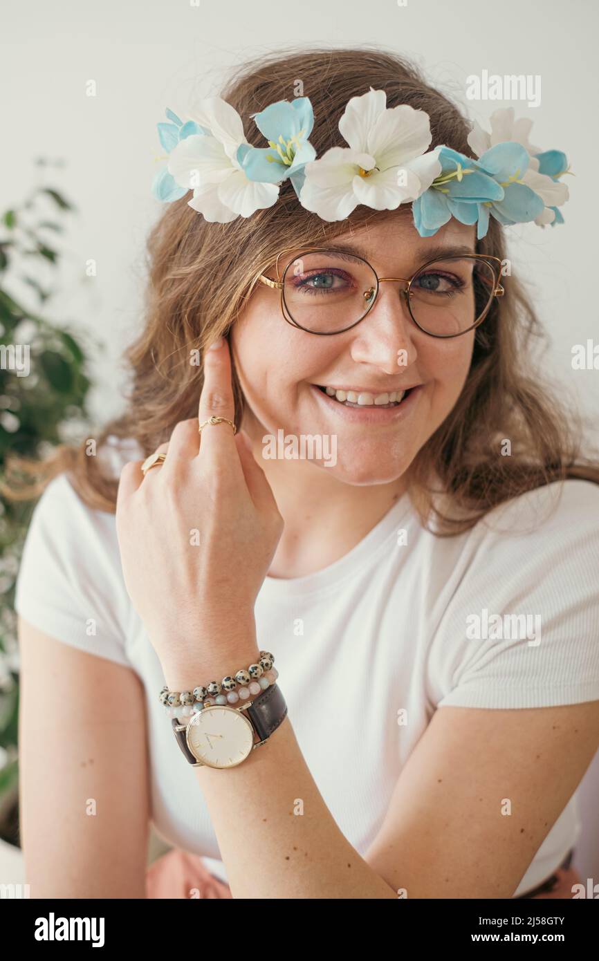 giovane artista artigianale che indossa la sua fascia di fiore fatta a mano Foto Stock