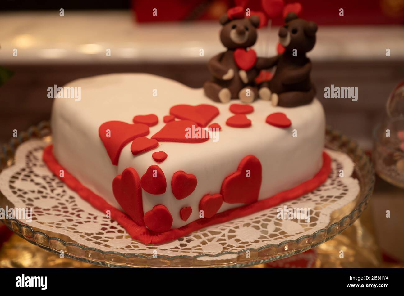 Stile alimentare in panetteria, matrimonio o felice San Valentino torte  colorate e caramelle decorate con cuore di cioccolato e fiori Foto stock -  Alamy
