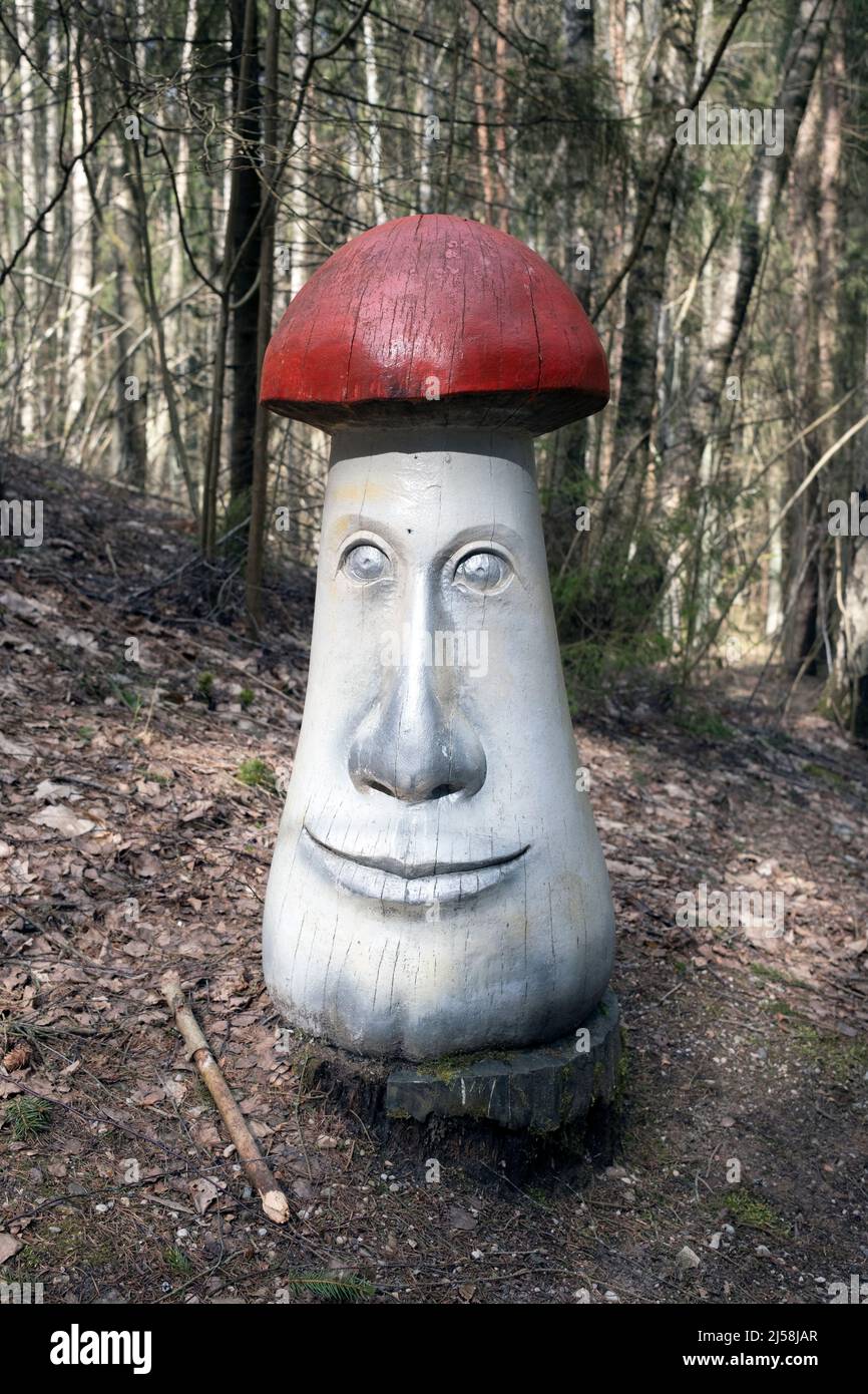 Scultura in legno raffigurante i personaggi delle fiabe delle opere scritte dallo scrittore Anna Brigadere, Parco Naturale di Tērvete, Lettonia Foto Stock