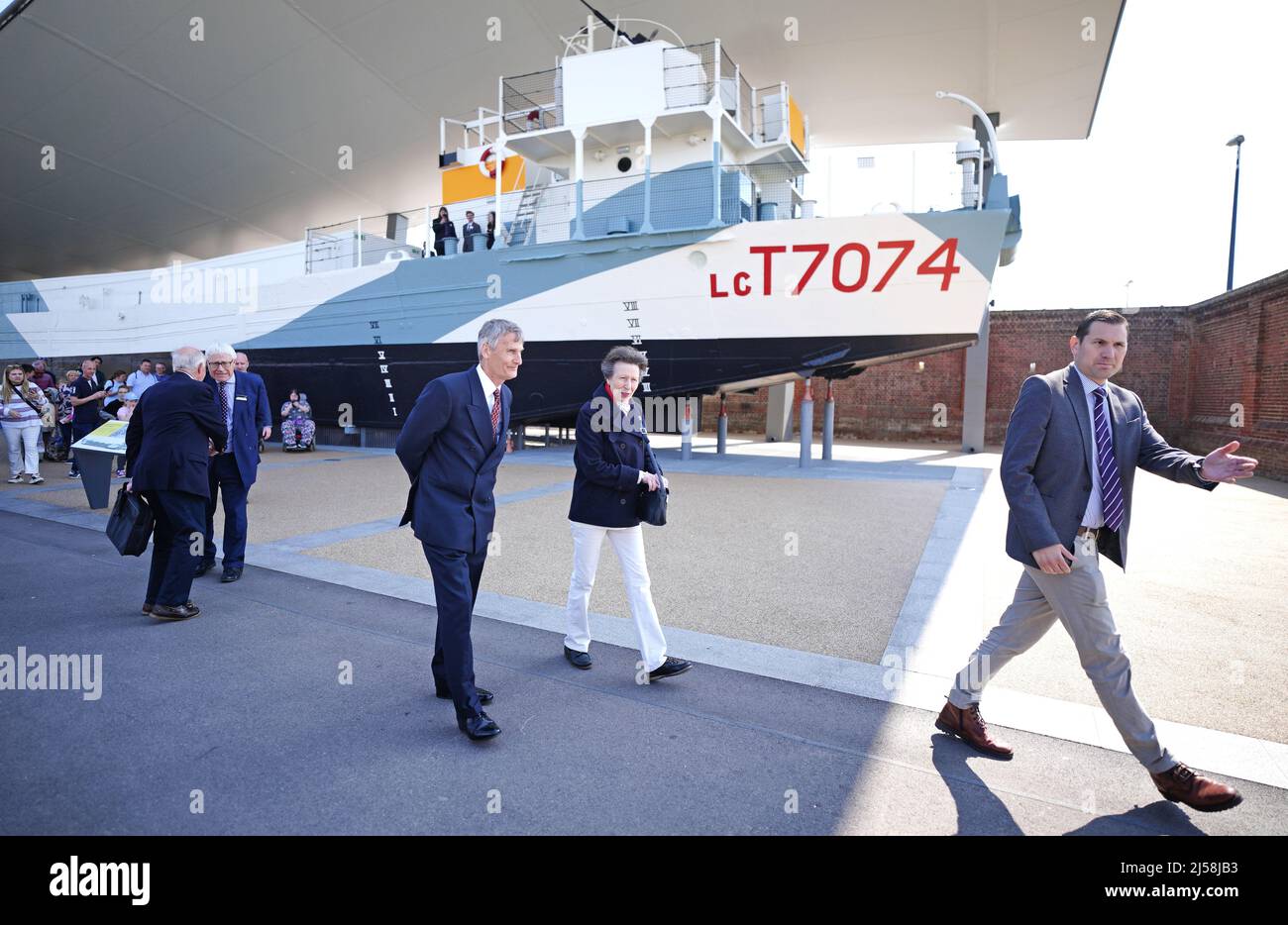 La Principessa reale, nel suo ruolo di patrono del Museo Nazionale della Marina reale, durante la sua visita al museo di Southsea, Portsmouth, per inaugurare LCT 7074 (Landing Craft (Tank), che è sopravvissuto al D-Day, dopo il suo progetto di sei anni per sollevare, conservare e interpretare la nave lunga 200 piedi. Data foto: Giovedì 21 aprile 2022. Foto Stock