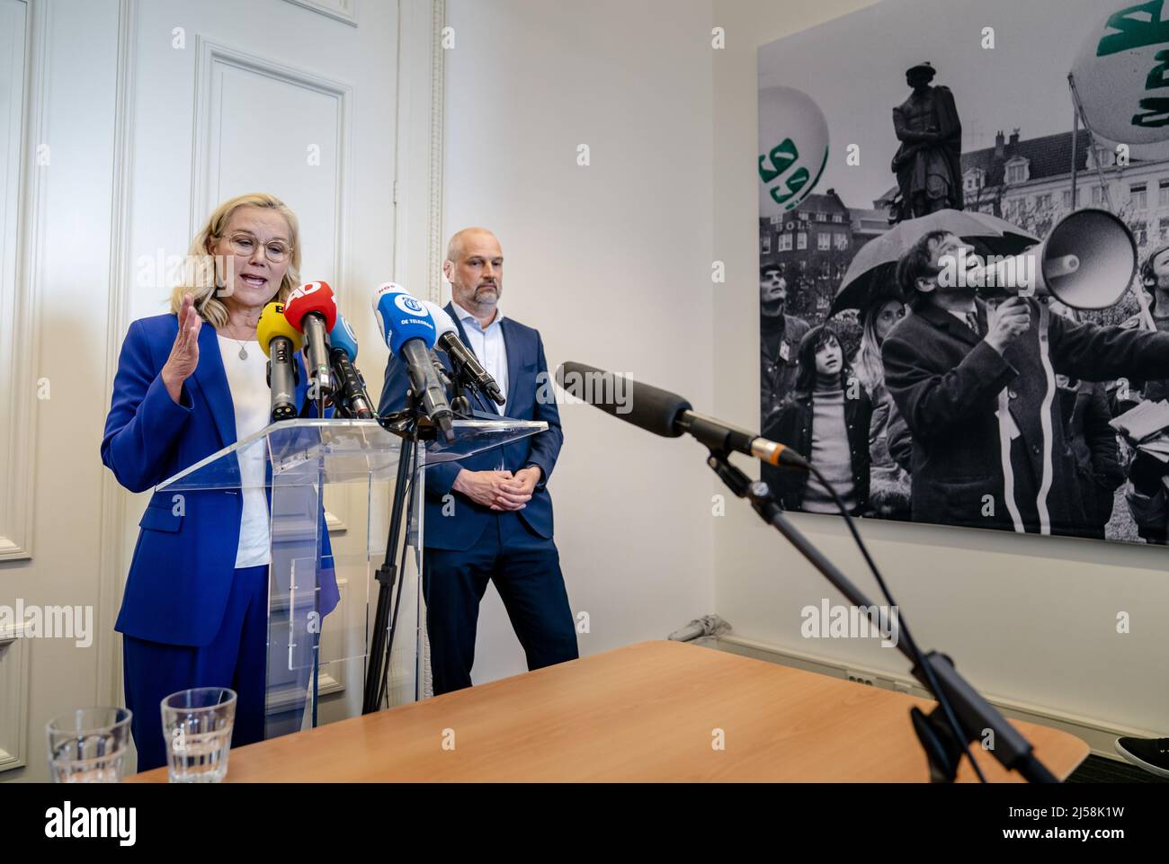 2022-04-21 14:23:16 L'AIA - D66 leader Sigrid Kaag e il presidente del partito Victor Everhardt spiegare la vicenda del comportamento trasgressivo intorno al partito prominente Frans van Drimmelen. ANP BART SIZE olanda OUT - belgio OUT Foto Stock