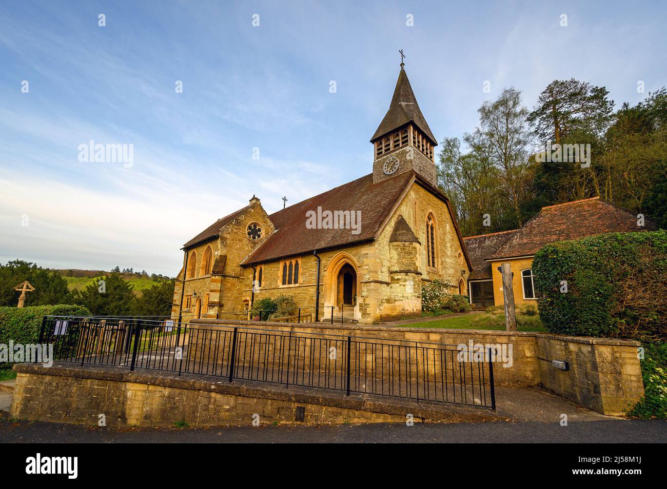 Holmbury St Mary vicino a Dorking, Surrey, Regno Unito: La chiesa parrocchiale di Santa Maria la Vergine nel grazioso villaggio di Holmbury St Mary. Vista dalla strada. Foto Stock