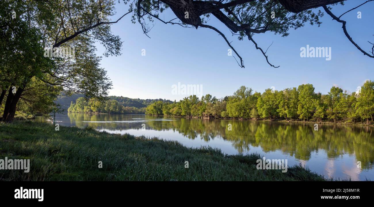 Paesaggio primaverile sulle rive del fiume Saone in primavera nel dipartimento del Rodano in Francia Foto Stock