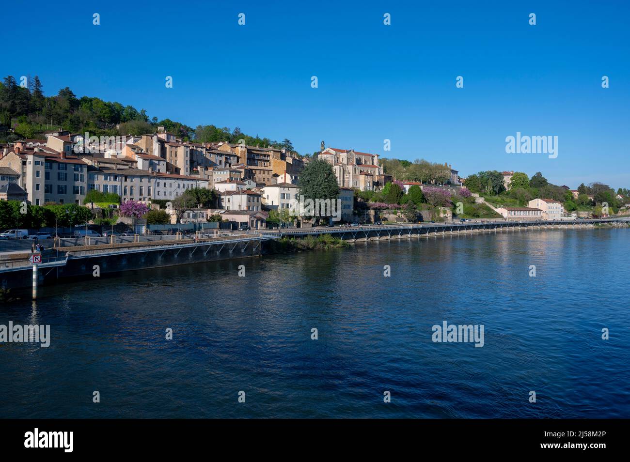 Paesaggio primaverile sulle rive del fiume Saone in primavera nel dipartimento del Rodano in Francia Foto Stock