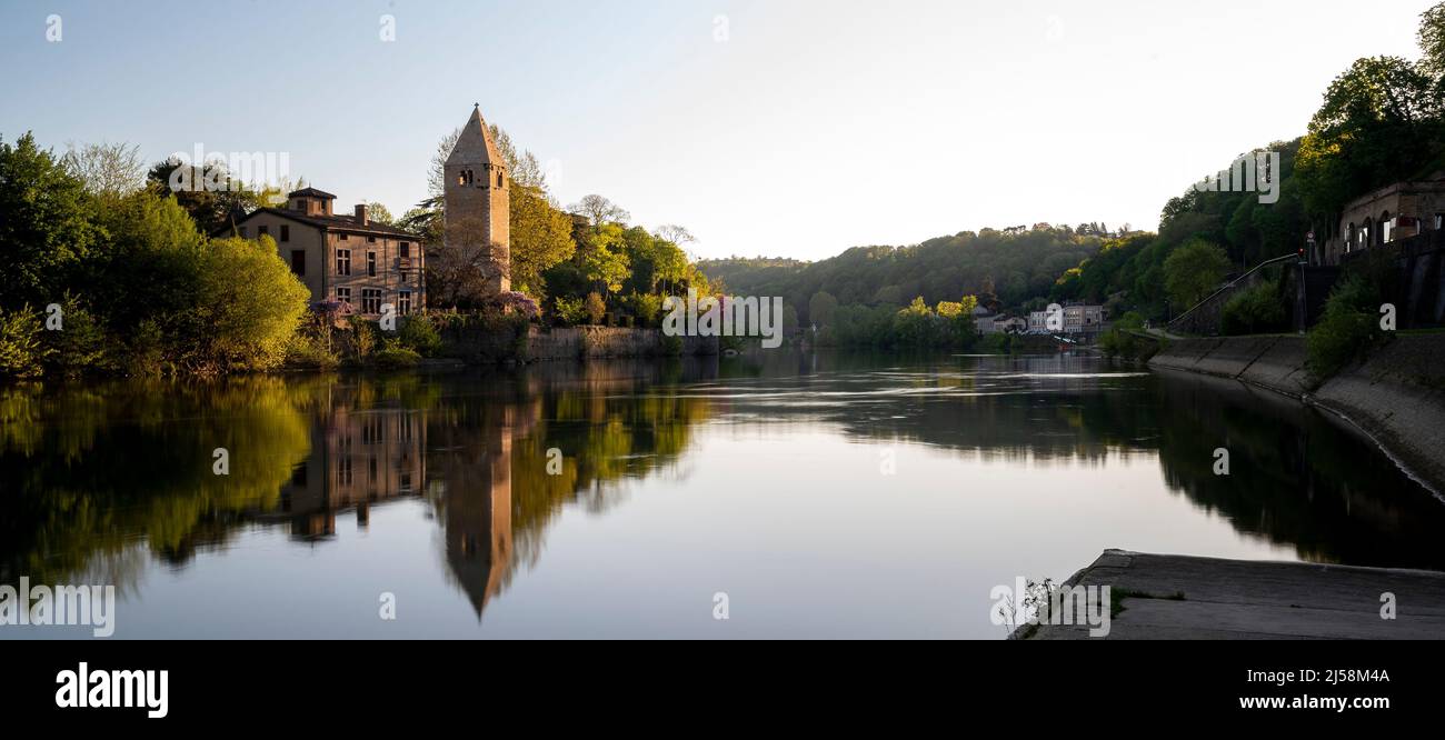 Paesaggio primaverile sulle rive del fiume Saône intorno all'Ile Barbe all'alba nel dipartimento del Rodano Foto Stock