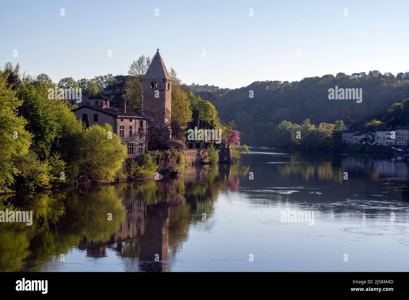 Paesaggio primaverile sulle rive del fiume Saône intorno all'Ile Barbe all'alba nel dipartimento del Rodano Foto Stock