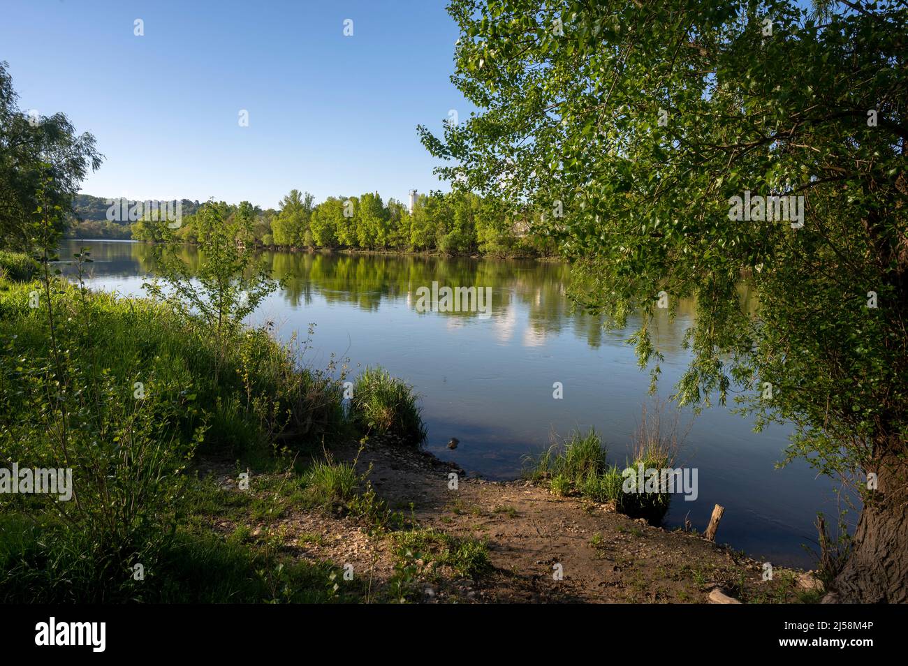 Paesaggio primaverile sulle rive del fiume Saone in primavera nel dipartimento del Rodano in Francia Foto Stock