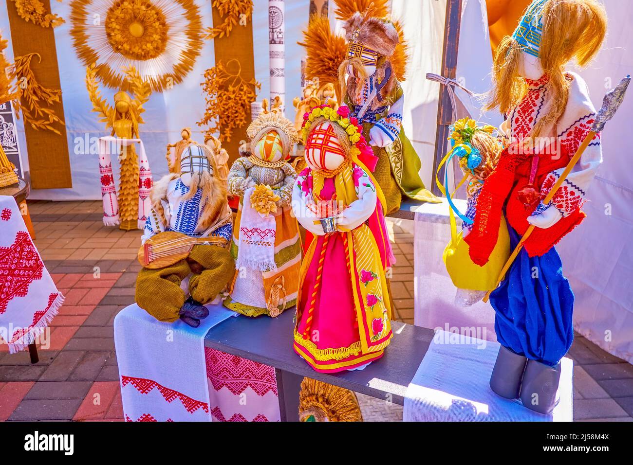 Bambole tradizionali a maglia in costumi nazionali alla stalla del giorno dell'Indipendenza Fair due a Dnipro, ucraina Foto Stock
