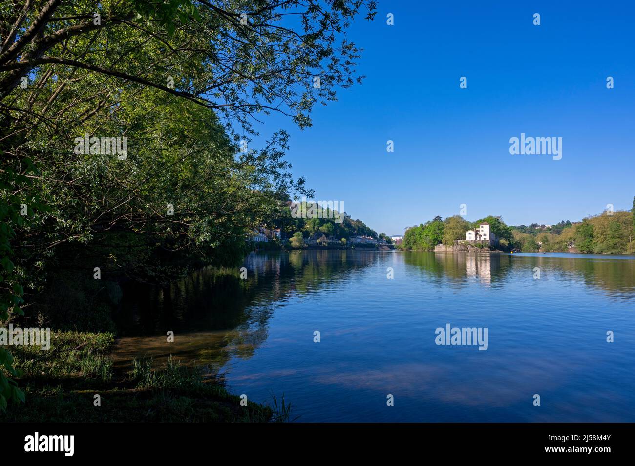 Paesaggio primaverile sulle rive del fiume Saône intorno a Ile Barbe nel dipartimento di Rhône Foto Stock
